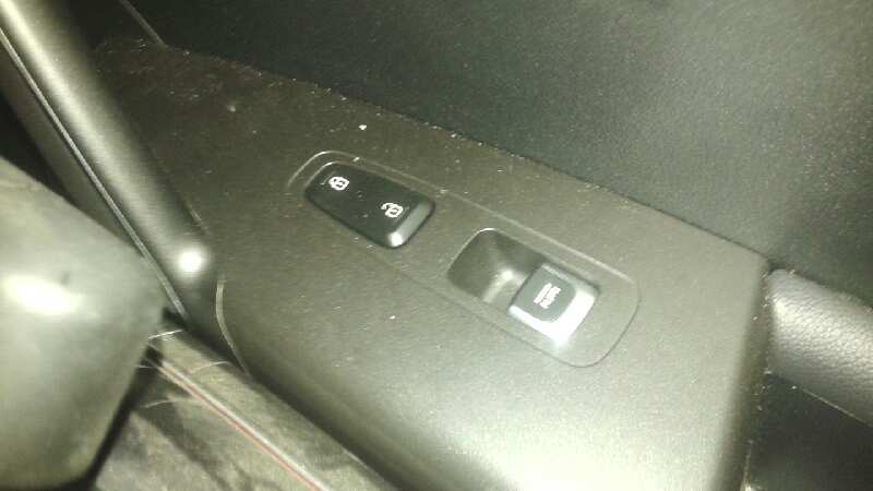 MANDO ELEVALUNAS DELANTERO DERECHO