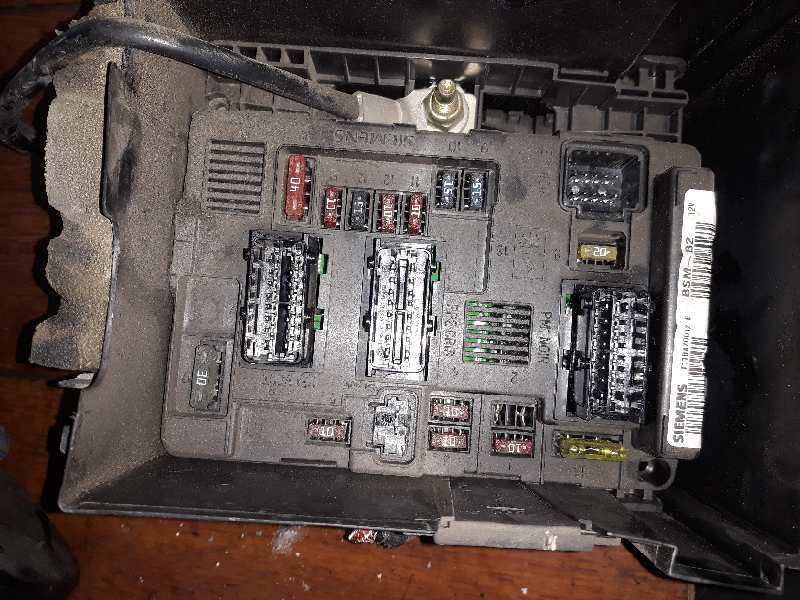 CAJA RELES - FUSIBLES