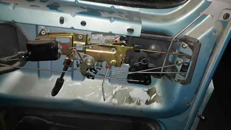 CERRADURA PUERTA TRASERA IZQUIERDA 