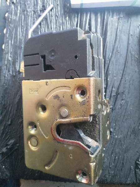 CERRADURA PUERTA DELANTERA IZQUIERDA 