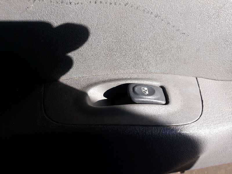 ELEVALUNAS DELANTERO DERECHO