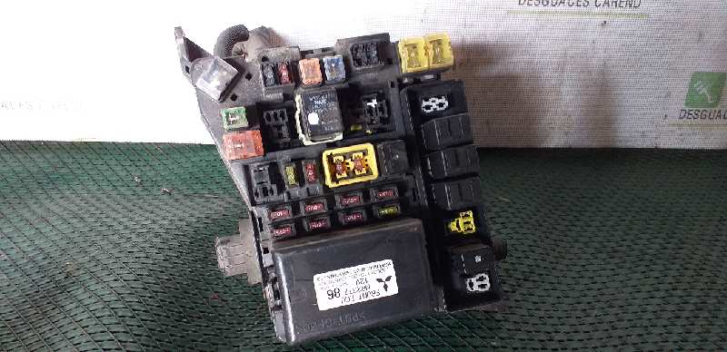 82D01110201 CAJA RELES / FUSIBLES MITSUBISHI SPACE WAGON (N80/N90)