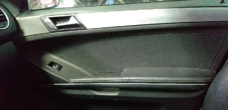 GUARNECIDO PUERTA DELANTERA DERECHA