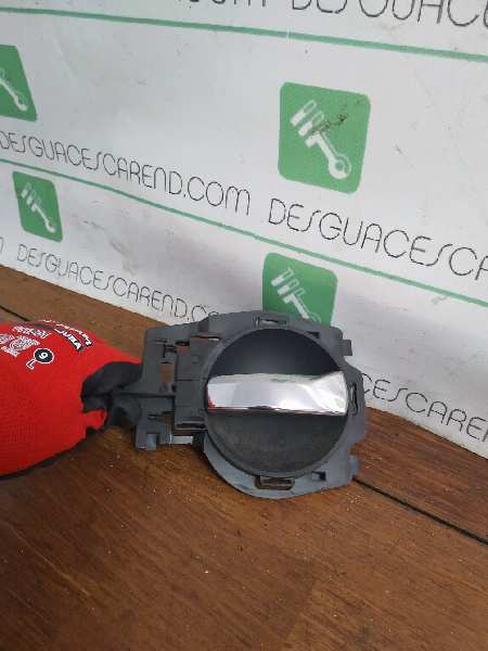 MANETA INTERIOR DELANTERA IZQUIERDA