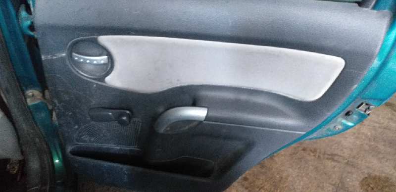 GUARNECIDO PUERTA TRASERA DERECHA