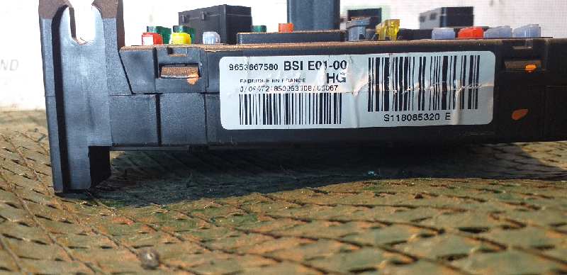 CAJA RELES / FUSIBLES