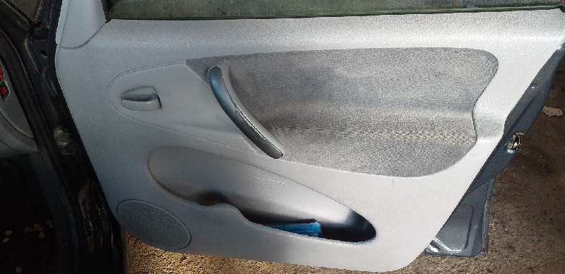 GUARNECIDO PUERTA DELANTERA DERECHA