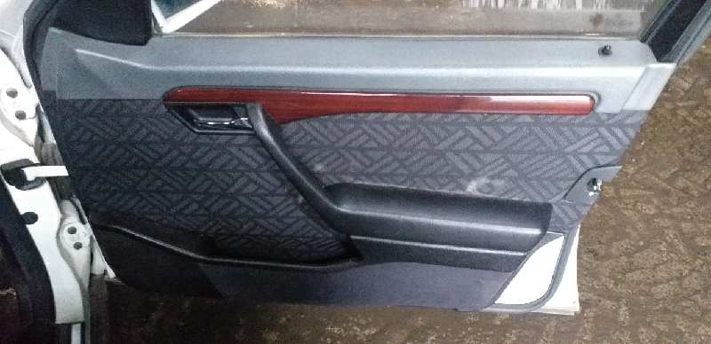 GUARNECIDO PUERTA DELANTERA DERECHA