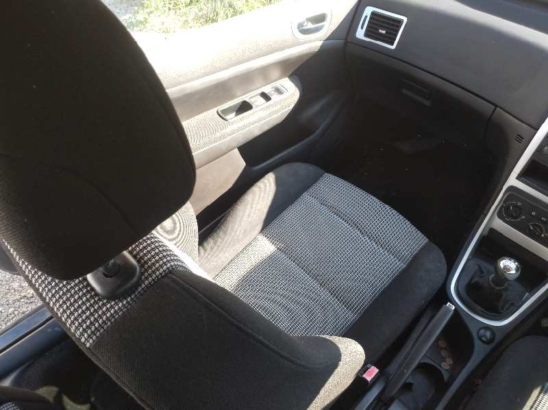 ASIENTO DELANTERO IZQUIERDO