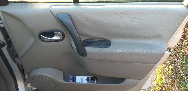 GUARNECIDO PUERTA DELANTERA DERECHA