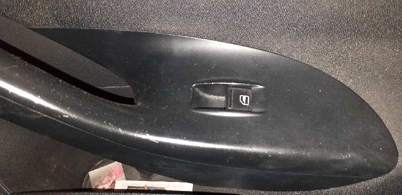 ELEVALUNAS DELANTERO DERECHO