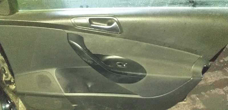 GUARNECIDO PUERTA DELANTERA DERECHA