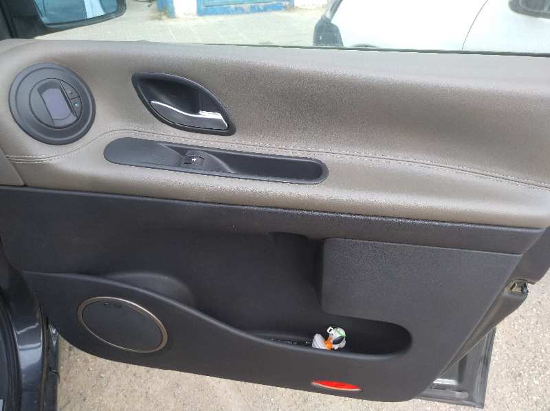 GUARNECIDO PUERTA DELANTERA DERECHA