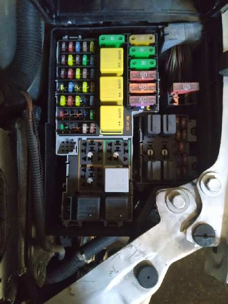 CAJA RELES / FUSIBLES