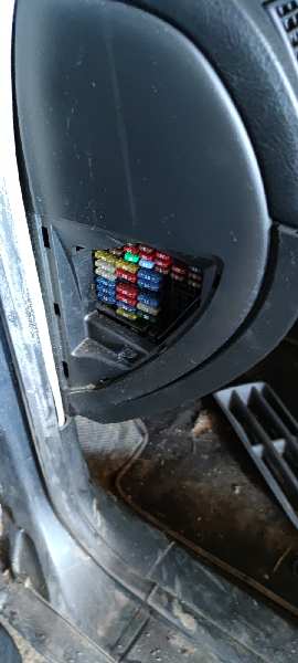 CAJA RELES / FUSIBLES