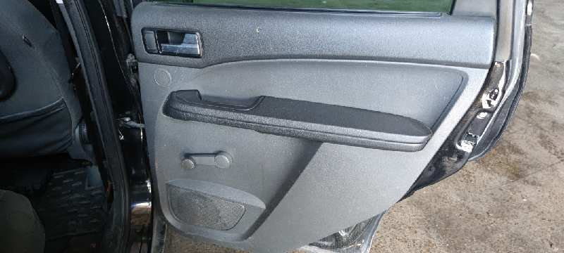 GUARNECIDO PUERTA TRASERA DERECHA