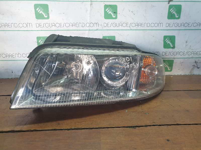 084411137L FARO IZQUIERDO AUDI A4 BERLINA (B5)