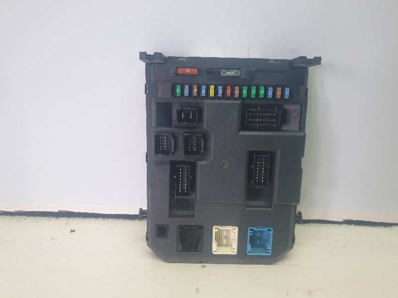 CAJA RELES / FUSIBLES