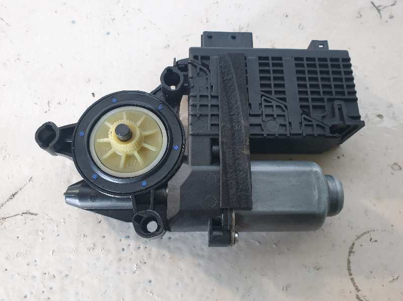 ELEVALUNAS DELANTERO DERECHO