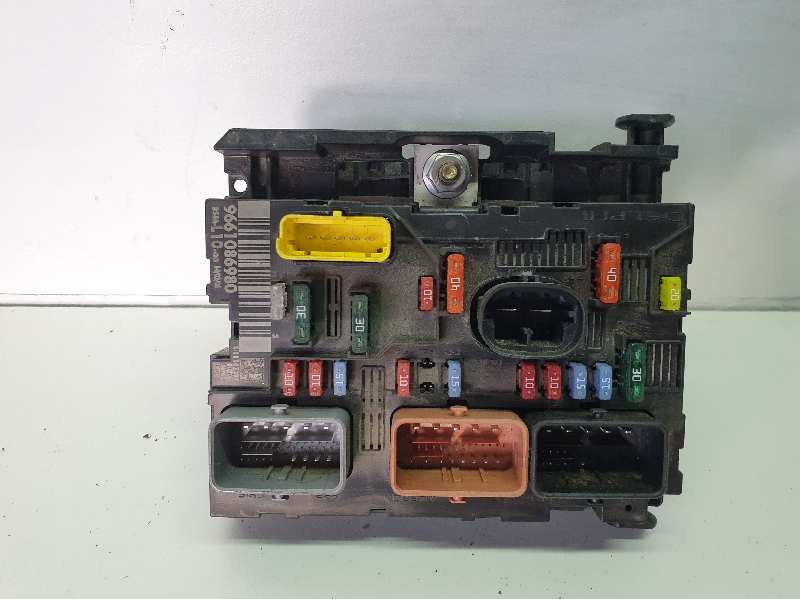 CAJA RELES / FUSIBLES