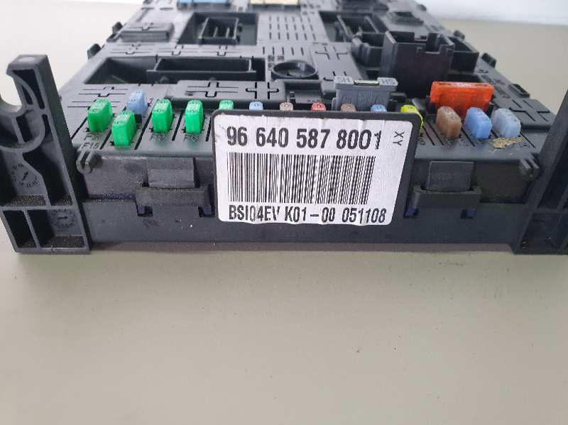 CAJA RELES / FUSIBLES