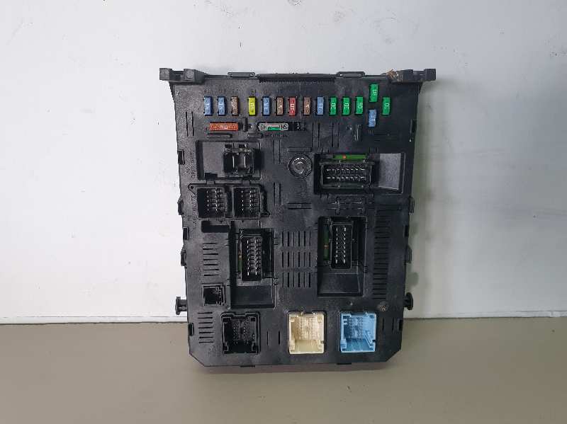 CAJA RELES / FUSIBLES