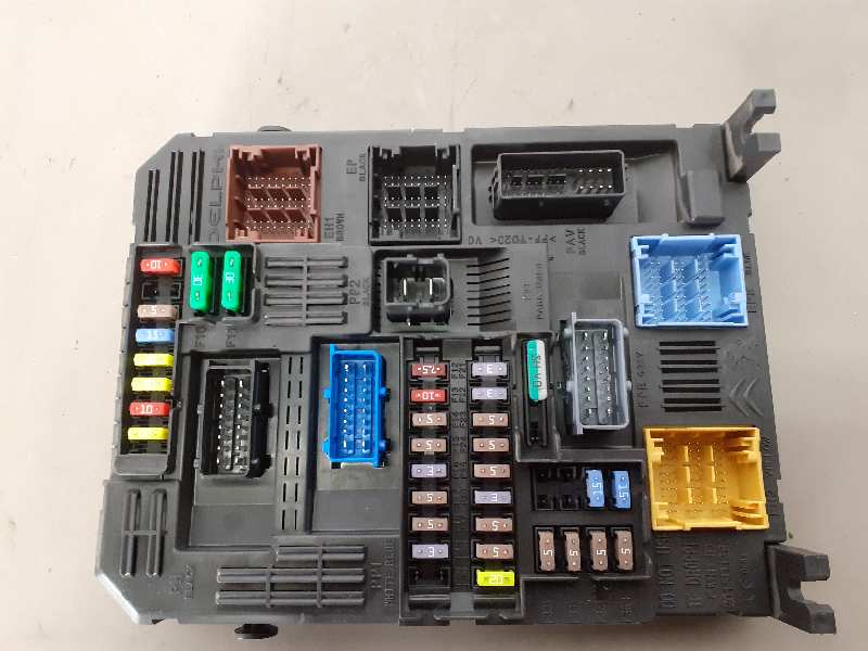 CAJA RELES / FUSIBLES