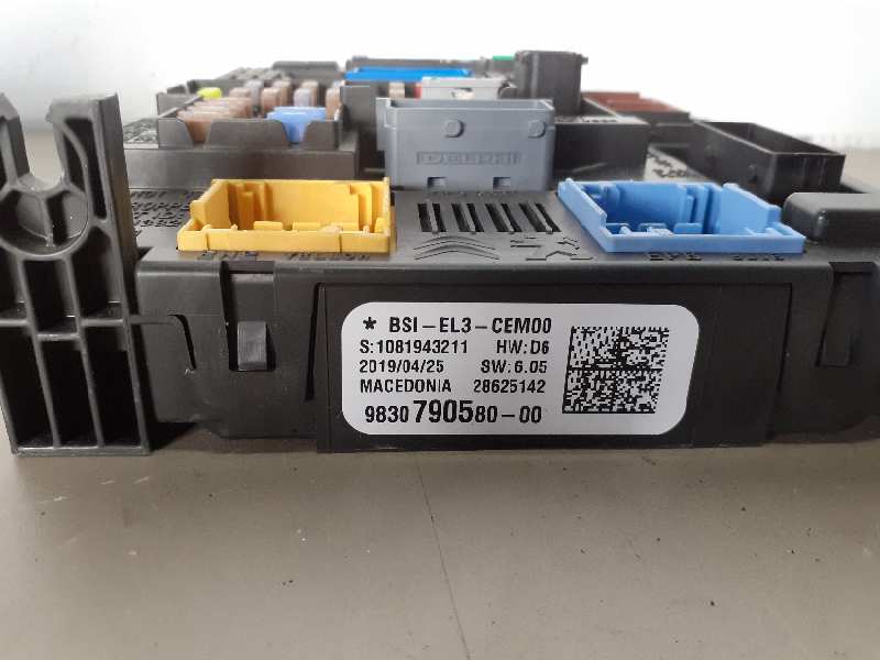 CAJA RELES / FUSIBLES