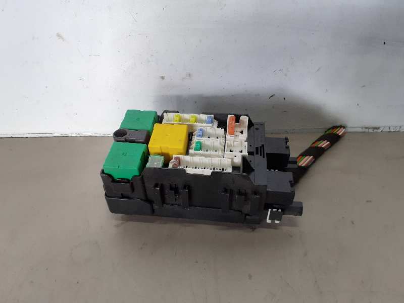 CAJA RELES / FUSIBLES