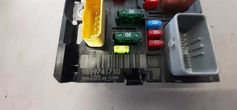 CAJA RELES / FUSIBLES