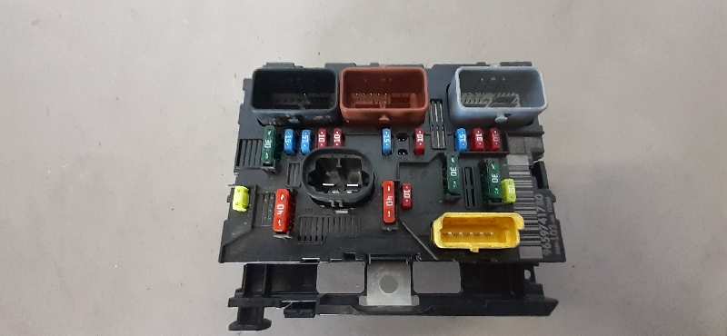 CAJA RELES / FUSIBLES