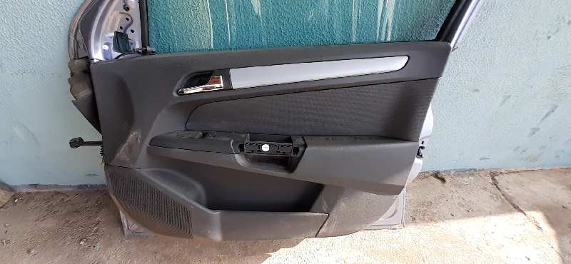 GUARNECIDO PUERTA DELANTERA DERECHA