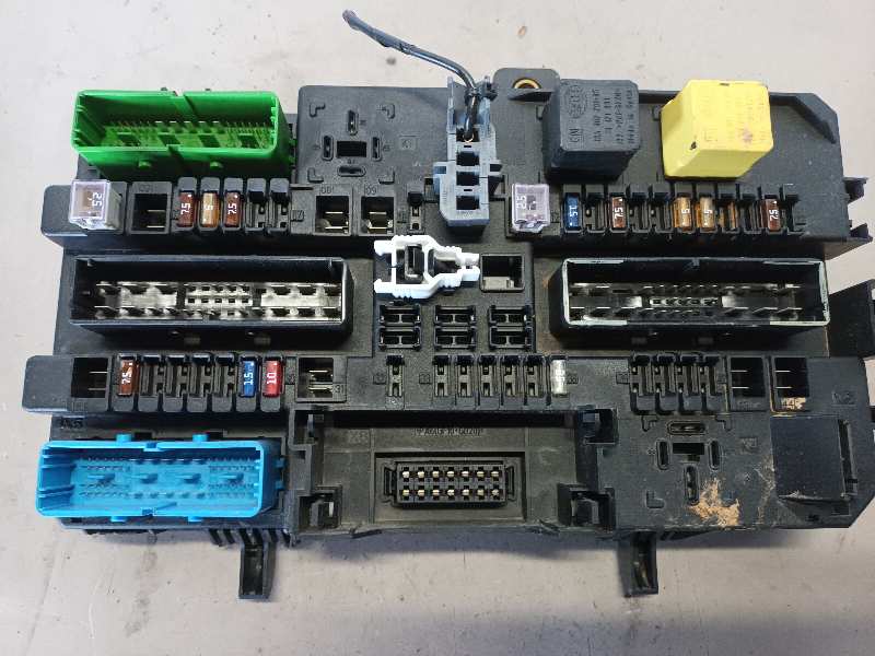 CAJA RELES / FUSIBLES