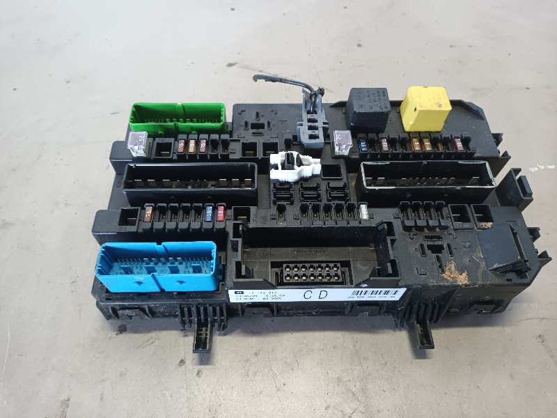 CAJA RELES / FUSIBLES