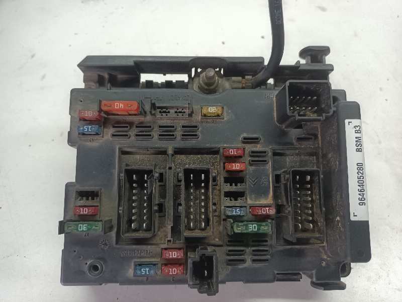 CAJA RELES / FUSIBLES