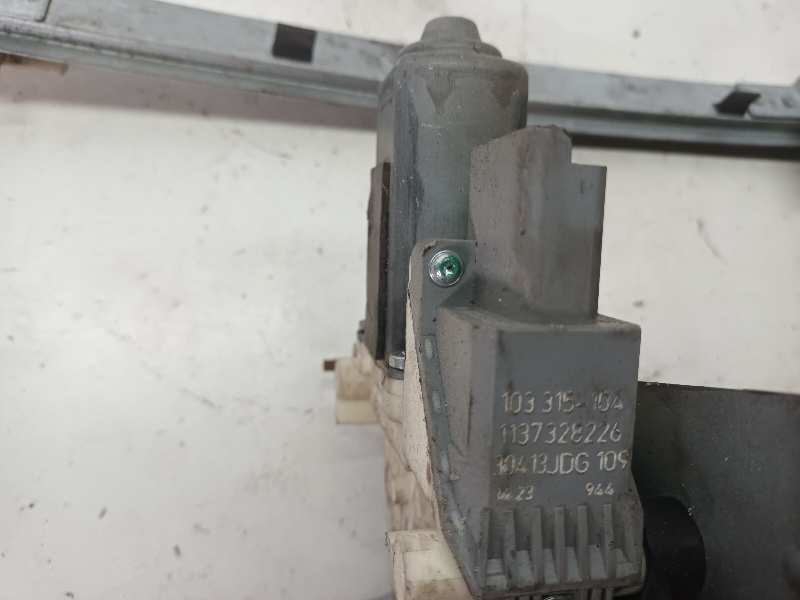 ELEVALUNAS DELANTERO DERECHO