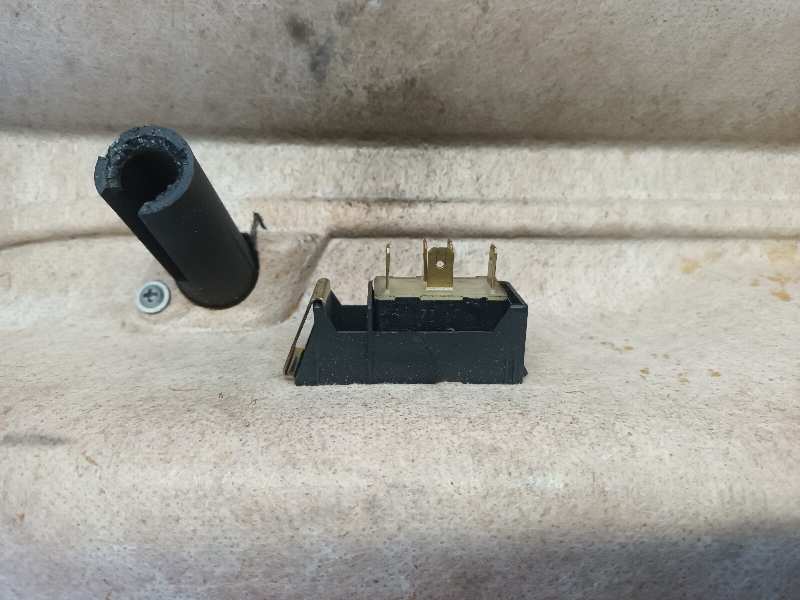 MANDO ELEVALUNAS DELANTERO DERECHO VOLKSWAGEN POLO BERLINA (6N1)