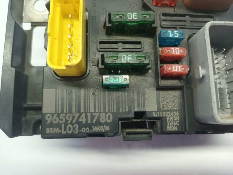 CAJA RELES / FUSIBLES