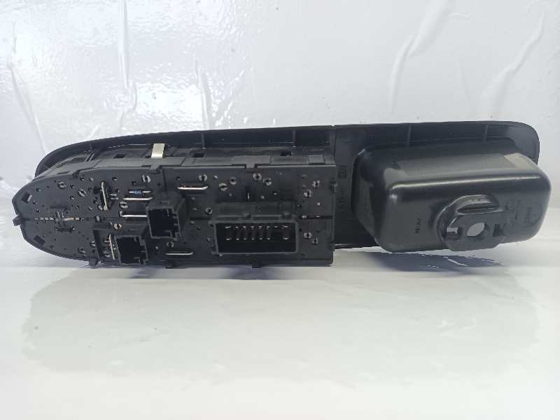 MANDO ELEVALUNAS DELANTERO DERECHO