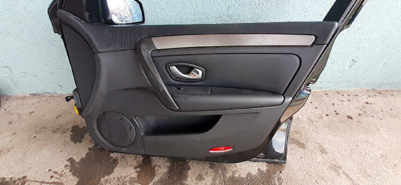 GUARNECIDO PUERTA DELANTERA DERECHA