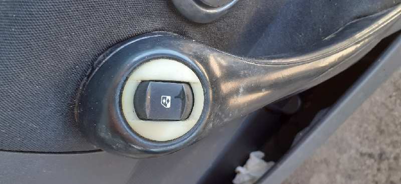 MANDO ELEVALUNAS DELANTERO DERECHO