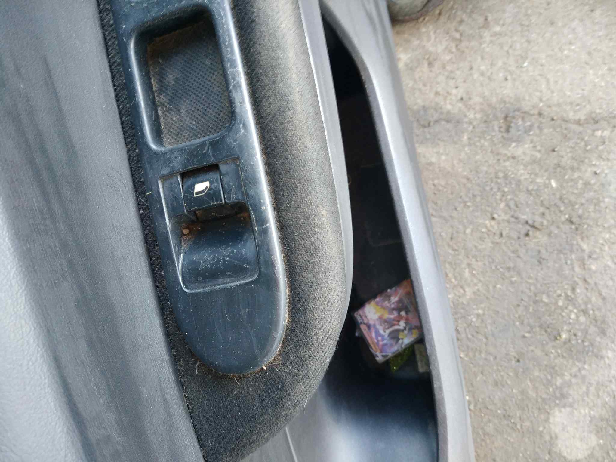 MANDO ELEVALUNAS DELANTERO DERECHO