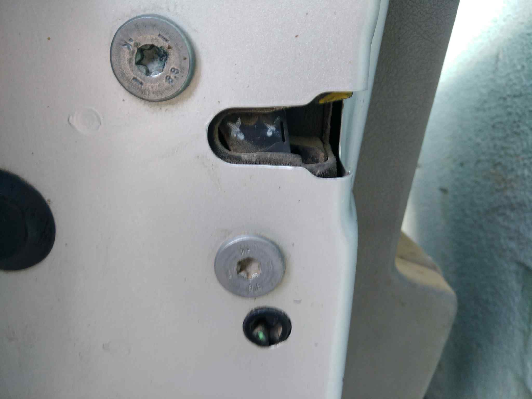 CERRADURA PUERTA TRASERA IZQUIERDA 