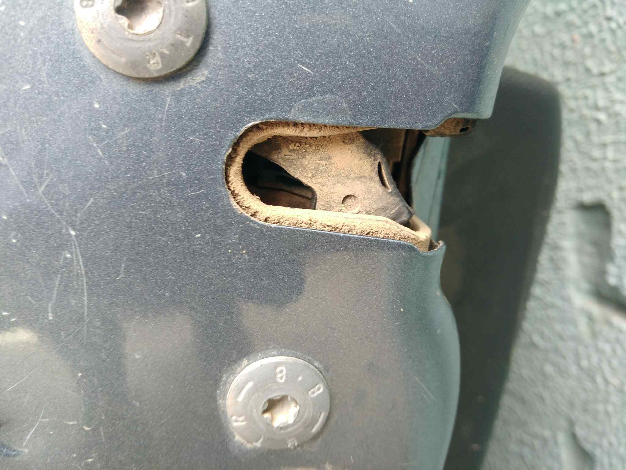 CERRADURA PUERTA DELANTERA IZQUIERDA 