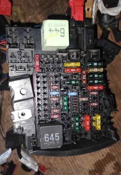 CAJA RELES / FUSIBLES