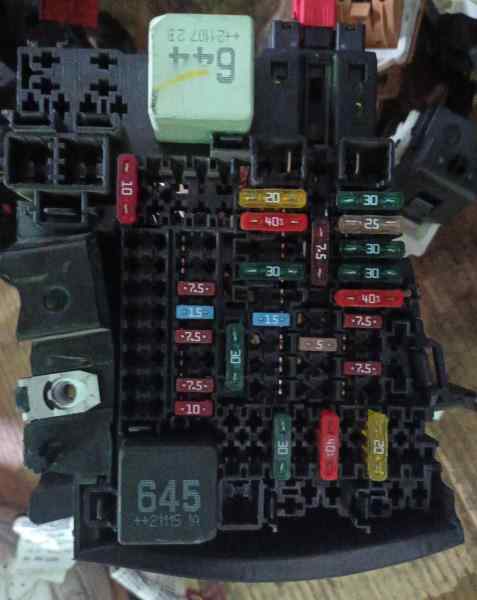 CAJA RELES / FUSIBLES