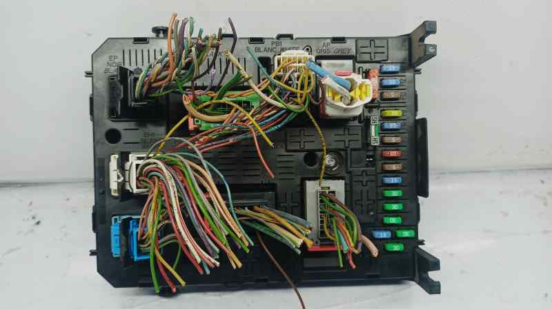 CAJA RELES / FUSIBLES