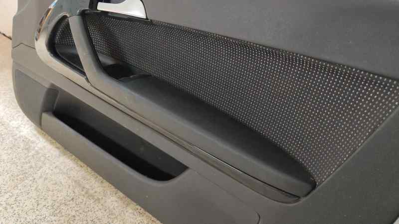 GUARNECIDO PUERTA DELANTERA DERECHA