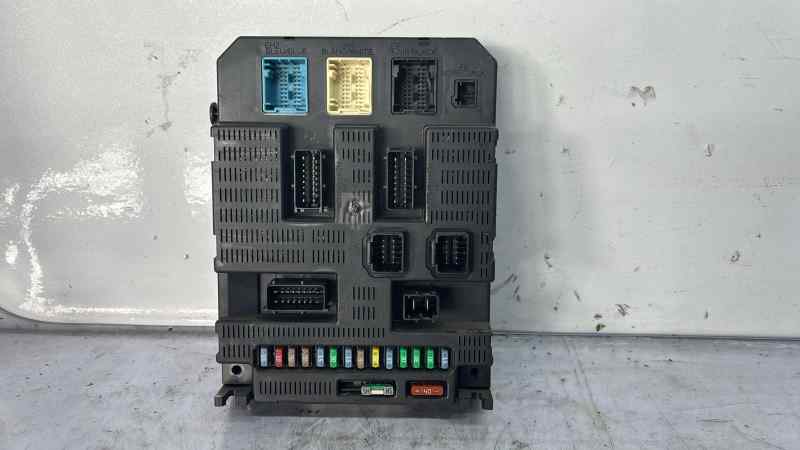 CAJA RELES / FUSIBLES