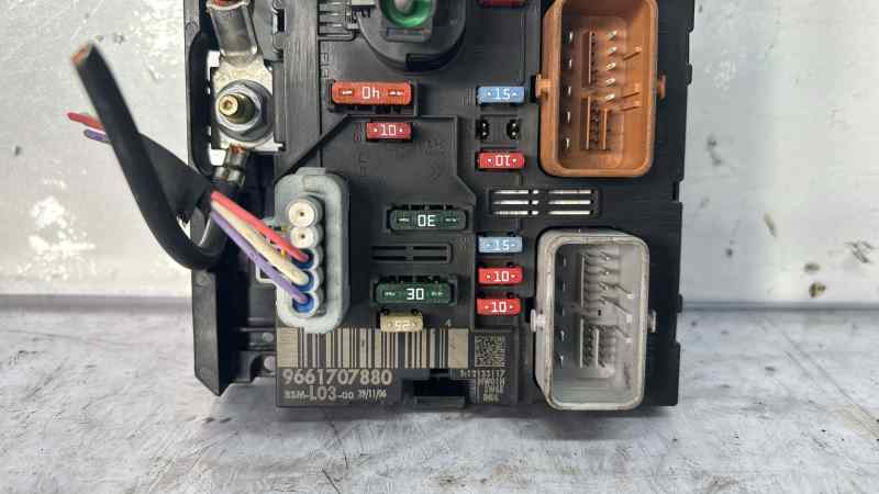 CAJA RELES / FUSIBLES